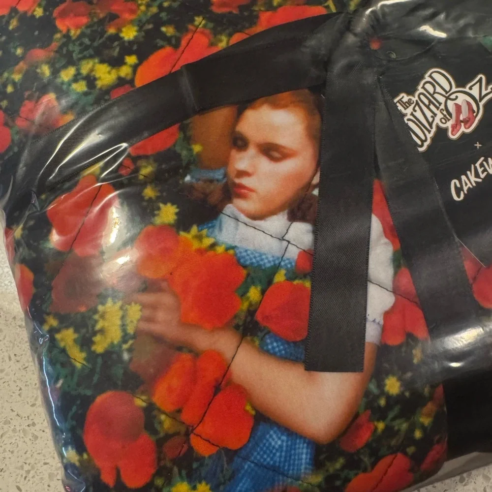THE WIZARD OF OZ OFFICIAL DOROTHY IN POPPY FIELD QUILTED BLANKET (Cotton) NWT